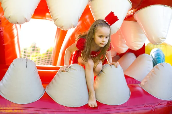 Ein Kind spielt auf dem hellen Trampolin — Stockfoto