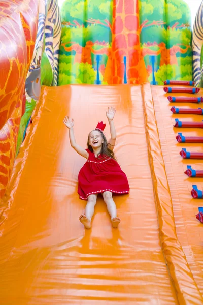 Een kind speelt op de heldere trampoline — Stockfoto