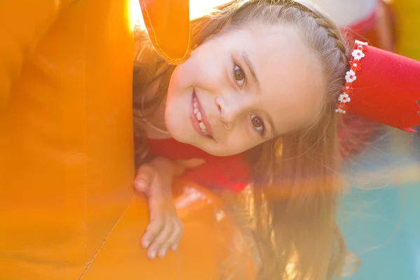 Ett barn spelar på ljusa studsmattan — Stockfoto