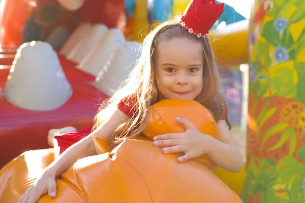 bir çocuk parlak trambolin üzerinde çalış