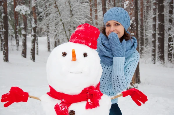 Legrační portrét dívky s sněhulák — Stock fotografie