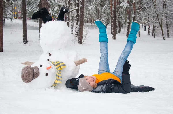 La chica con un muñeco de nieve —  Fotos de Stock