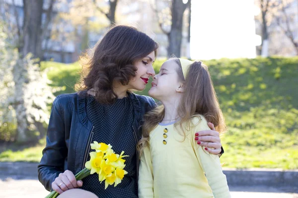 Fröhliche und positive Mutter mit der Tochter — Stockfoto