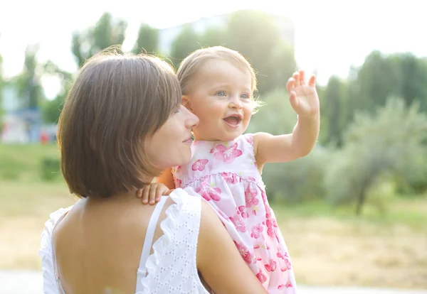 Mãe e um ano de idade filha — Fotografia de Stock