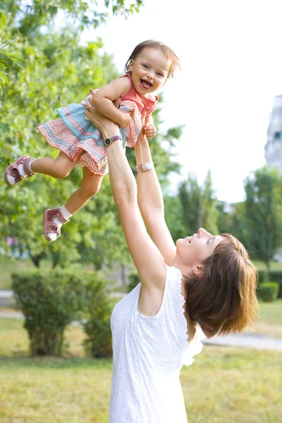 Mom and one year old daughter — Stockfoto