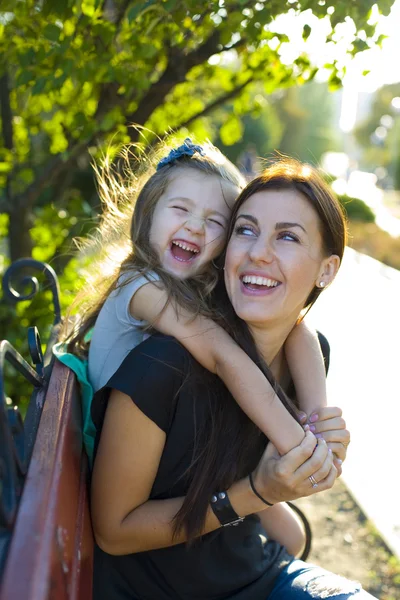 Skrattande mor och dotter — Stockfoto