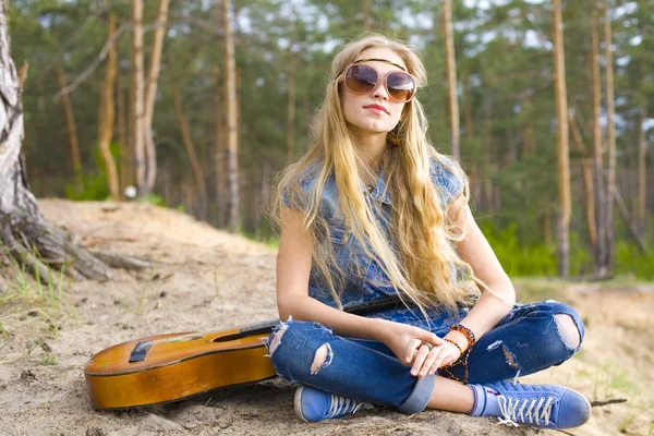 Portrét dívky hippies v lese — Stock fotografie