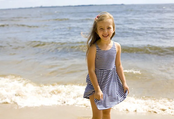 Ritratto di una felice ragazza di sei anni vicino al mare — Foto Stock