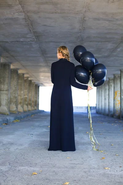 Dívka v dlouhé šaty s černým balónky — Stock fotografie