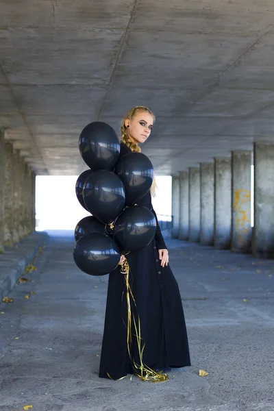 Blond mit schwarzen Luftballons — Stockfoto