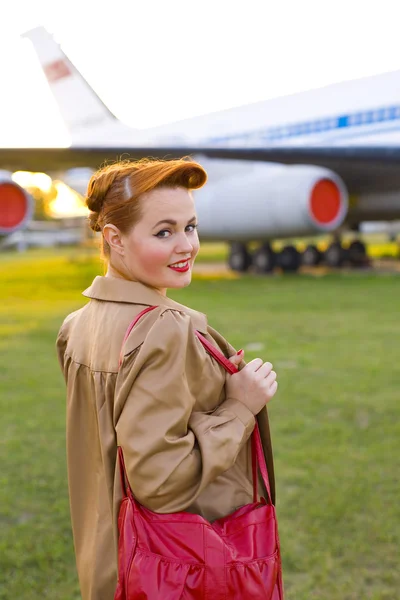 Pin-up Mädchen und Flugzeug — Stockfoto