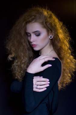 güzel genç model siyah arka plan üzerine Studio portresi