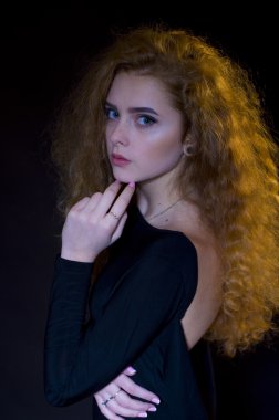 güzel genç model siyah arka plan üzerine Studio portresi