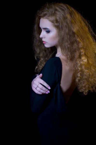 Studio porträtt av vackra unga modellen på svart bakgrund — Stockfoto