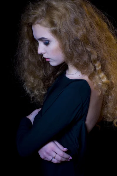Estudio retrato de hermosa joven modelo sobre fondo negro — Foto de Stock