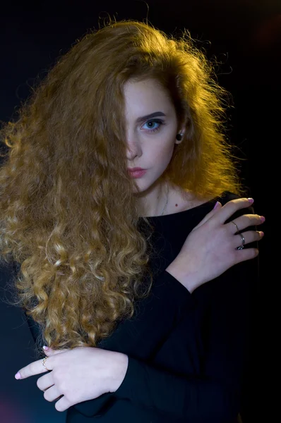 güzel genç model siyah arka plan üzerine Studio portresi