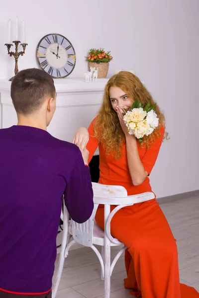 Man makes a marriage proposal on his knees — Stock Photo, Image