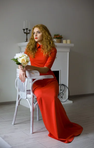 Mulher bonita em um vestido vermelho — Fotografia de Stock