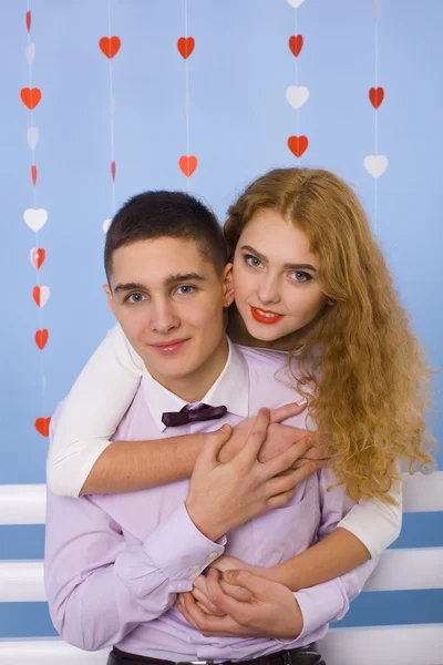 Jóvenes amantes hermosos y felices — Foto de Stock