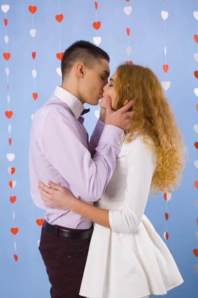 Beautiful kiss of young couple in love — Stock Photo, Image