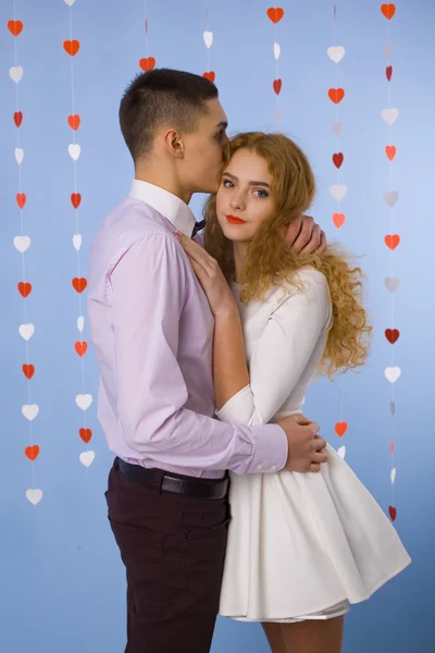 Jovem e belo casal no estúdio — Fotografia de Stock