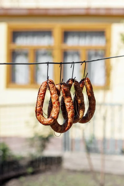 Comida Tradicional Embutidos Ahumados Carne Colgando Ahumadero Doméstico Foto Alta —  Fotos de Stock