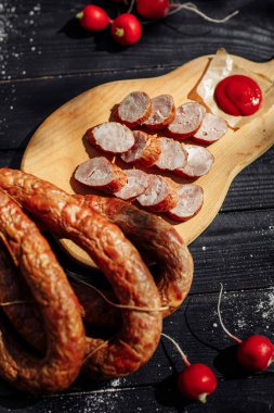 Geleneksel sosisler elma, kayın ve ardıç ağacında tüttürülür. Tahtaya yakın çekim. Yüksek kalite fotoğraf