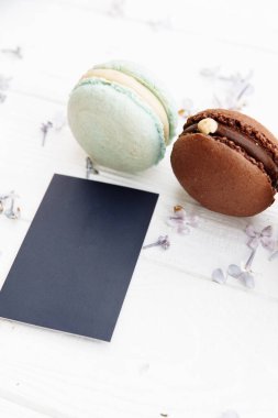 Beyaz arka planda makarna ya da makarna pastası, renkli makaronlar, pastel renkler, klasik kart, üst manzara. 