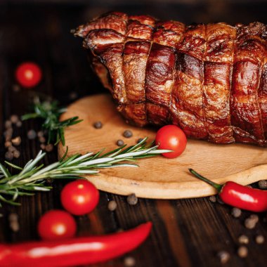 Ahşap bir sade masada tütsülenmiş jambon, taze aromatik otlar ve baharatlar, organik çiftlikten gelen doğal ürünler, geleneksel yöntemlerle üretiliyor. Yüksek kalite fotoğraf