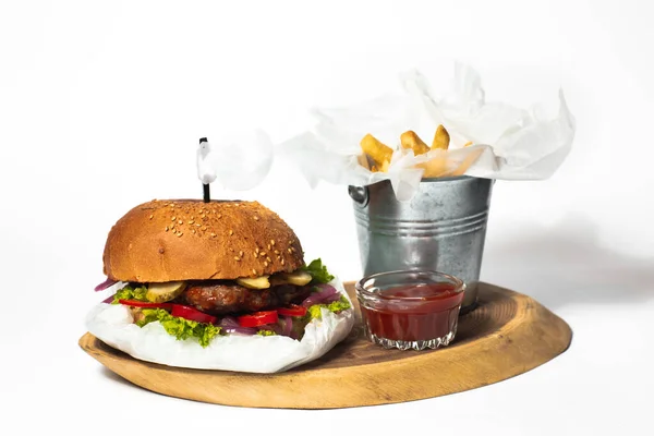 Verse Lekkere Hamburger Frietjes Met Saus Houten Snijplank Met Witte — Stockfoto