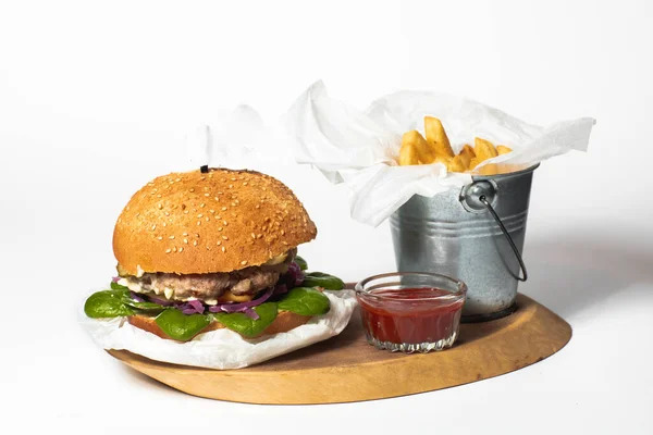 Friss Ízletes Burger Sült Krumpli Mártással Vágódeszkán Fehér Háttérrel Kiváló — Stock Fotó