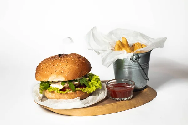 Verse Lekkere Hamburger Frietjes Met Saus Houten Snijplank Met Witte — Stockfoto