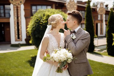 Düğün günü dışarıda evlenen mutlu çift gelin ve damat. Güzel bir genç çiftin portresi. 