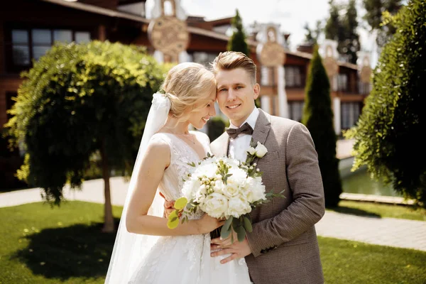Düğün günü dışarıda evlenen mutlu çift gelin ve damat. Güzel bir genç çiftin portresi. 