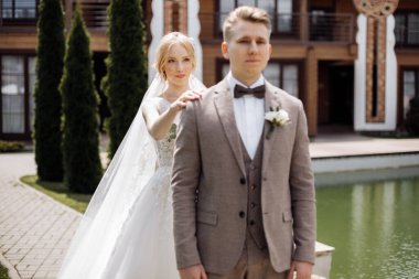 Genç çift günbatımının tadını çıkarıyor. Aşık erkek ve kadın romantik zaman geçiriyorlar. Aile sevecen anlar yaşıyor, mutlu evlilikler. Çok dokunaklı bir evlilik çifti. Yüksek kalite fotoğraf