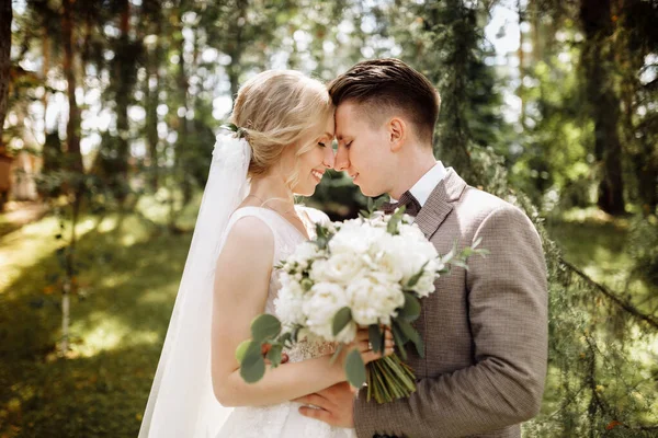 Luxe Stijlvolle Jonge Bruid Bruidegom Achtergrond Lente Zonnig Groen Bos — Stockfoto