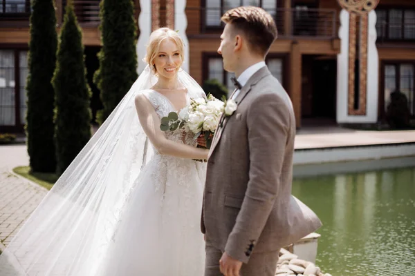 Genç çift günbatımının tadını çıkarıyor. Aşık erkek ve kadın romantik zaman geçiriyorlar. Aile sevecen anlar yaşıyor, mutlu evlilikler. Çok dokunaklı bir evlilik çifti. Yüksek kalite fotoğraf