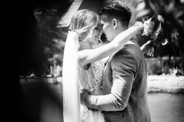 Genç çift günbatımının tadını çıkarıyor. Aşık erkek ve kadın romantik zaman geçiriyorlar. Aile sevecen anlar yaşıyor, mutlu evlilikler. Çok dokunaklı bir evlilik çifti. Yüksek kalite fotoğraf