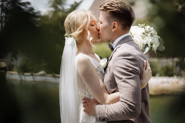 Jong Stel Geniet Van Zonsondergang Verliefde Mannen Vrouwen Hebben Een — Stockfoto