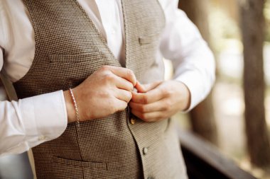 Mutlu yakışıklı damat sabah giyiniyor. Damat düğün hazırlıkları için bir takım elbise giyer. Yüksek kalite fotoğraf