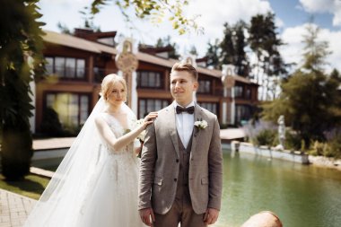 Genç çift günbatımının tadını çıkarıyor. Aşık erkek ve kadın romantik zaman geçiriyorlar. Aile sevecen anlar yaşıyor, mutlu evlilikler. Çok dokunaklı bir evlilik çifti. Yüksek kalite fotoğraf