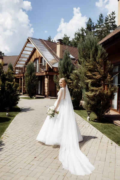 Bruid Een Jurk Staande Een Groene Tuin Met Een Bruiloft — Stockfoto