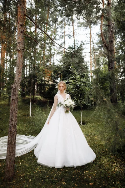 Bride Dress Standing Green Garden Holding Wedding Bouquet Flowers Greenery — Stock Photo, Image