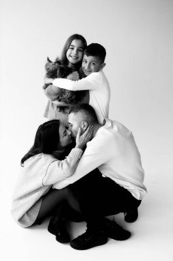 Beyaz arka planda mutlu bir aile, sevgi dolu ebeveynler, kız ve erkek. Yüksek kalite fotoğraf