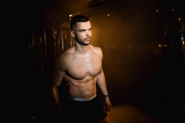 Spor salonunda poz veren genç bir sporcu spor yapmak için harekete geçiyor. Yüksek kalite fotoğraf