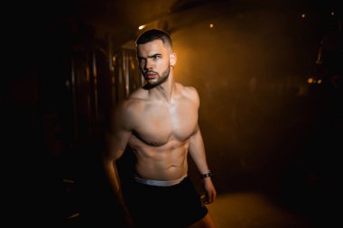 Spor salonunda poz veren genç bir sporcu spor yapmak için harekete geçiyor. Yüksek kalite fotoğraf