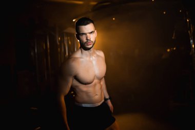 Spor salonunda poz veren genç bir sporcu spor yapmak için harekete geçiyor. Yüksek kalite fotoğraf