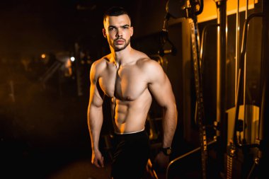 Spor salonunda poz veren genç bir sporcu spor yapmak için harekete geçiyor. Yüksek kalite fotoğraf