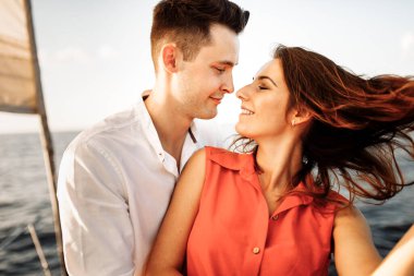 Gemide aşk, denizde bir yatta birbirine aşık çift kucaklaşması. - Evet. Yüksek kalite fotoğraf