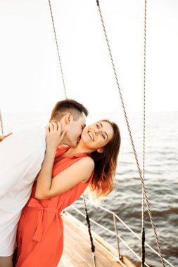 Mutlu çift denizde bir teknede dinleniyor. Yatta lüks bir tatil. Yüksek kalite fotoğraf